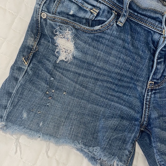 Free with any purchase 10$ or more. Abercrombie distressed Jean Short Size 28 - Picture 2 of 6